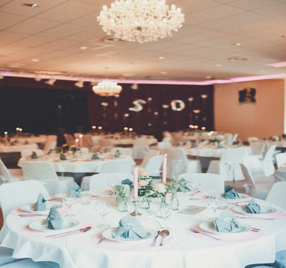 Gedeckter Hochzeitstisch in Hochzeitslocation