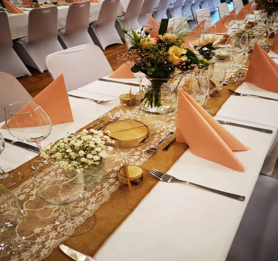 Gedeckter Tisch mit Blumen