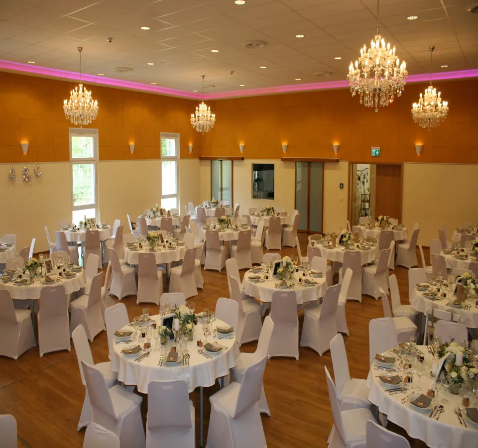 Eventlocation mit gedeckten Tischen