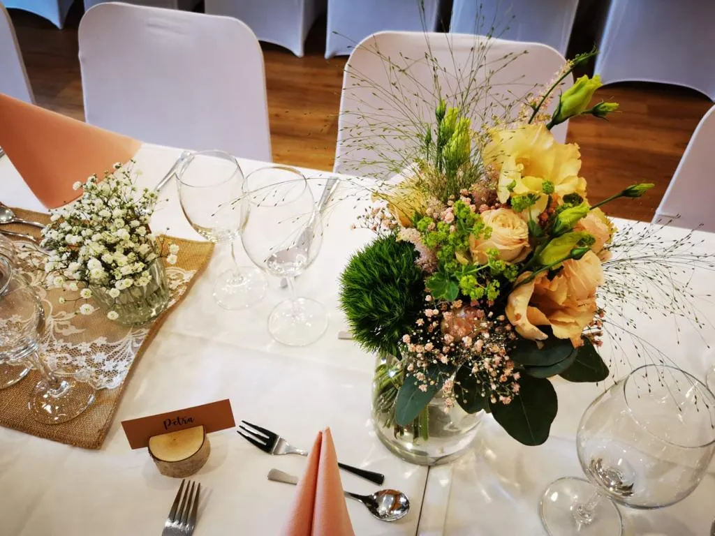 Gedeckter Hochzeitstisch