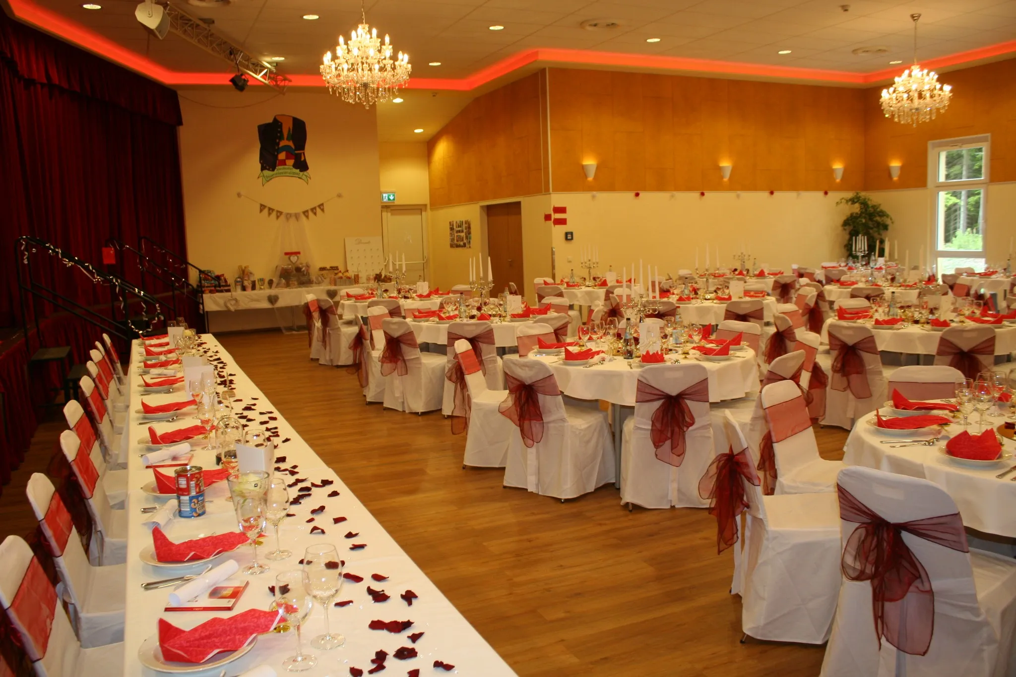 Eventlocation mit gedeckten Tischen