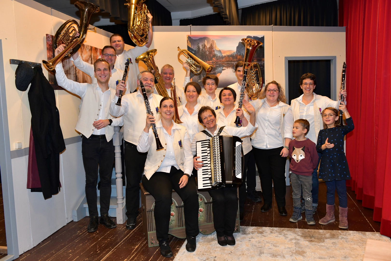 Musikgruppe vor rotem Vorhang im Würzbacher Bauerntheater